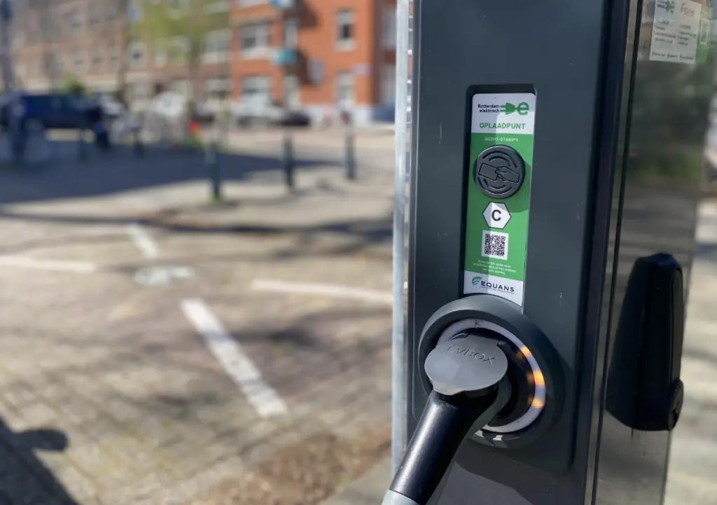 Efficiënt en duurzaam laden: PTI en Inter-on schouwen laadpalen voor Equans
