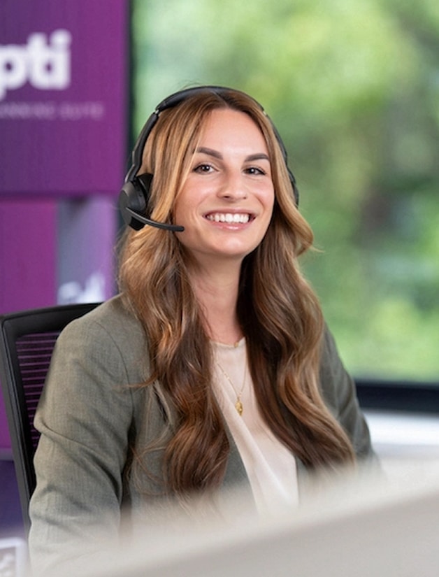 vrouw met headset die lacht naar de camera