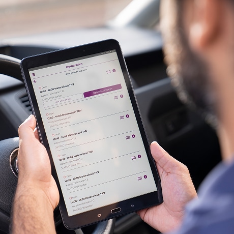 monteur in auto met ipad