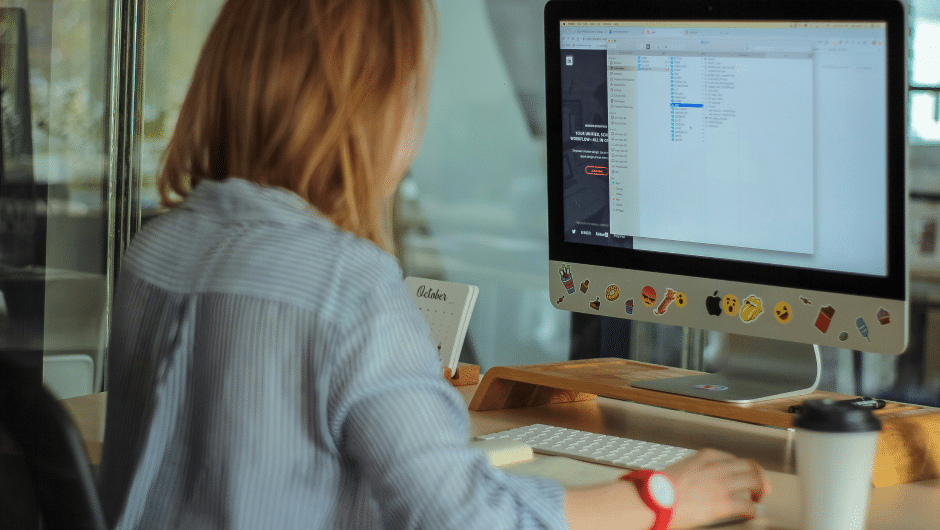vrouw werkt achter haar computer
