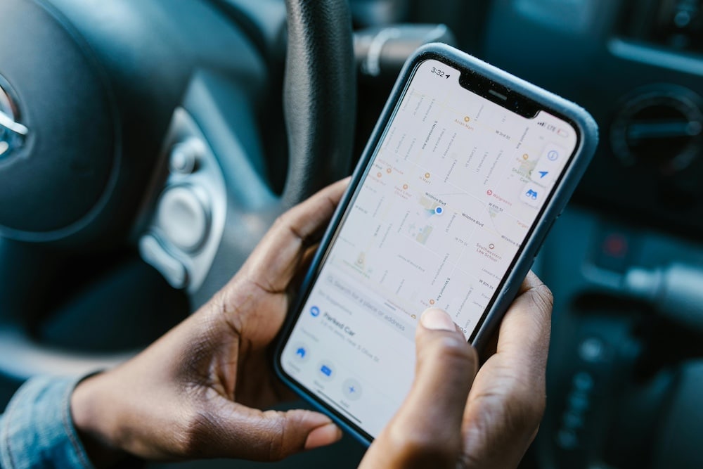 mobiel met een routeplanner geopend