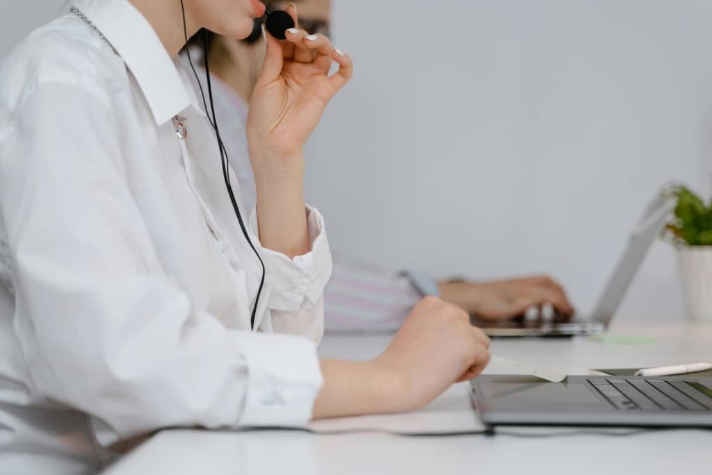 vrouw aan het werk achter haar laptop