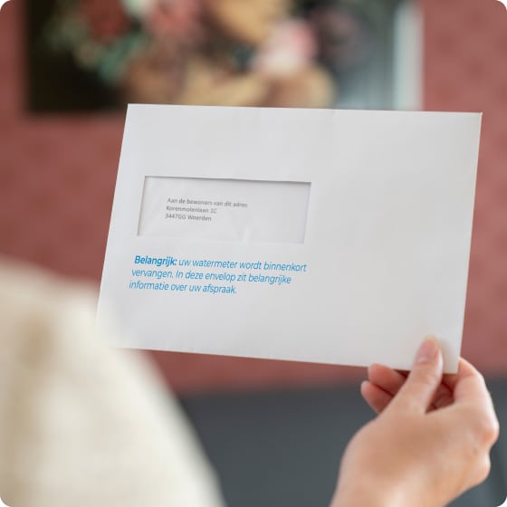 bewoner die een ontvangen brief vasthoudt