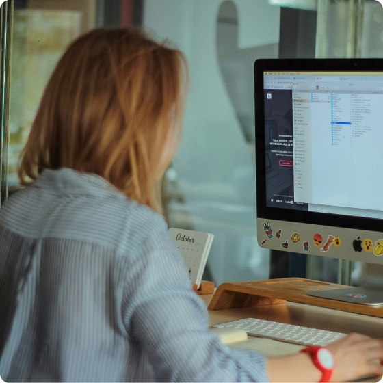 een vrouw die werkt achter haar computer
