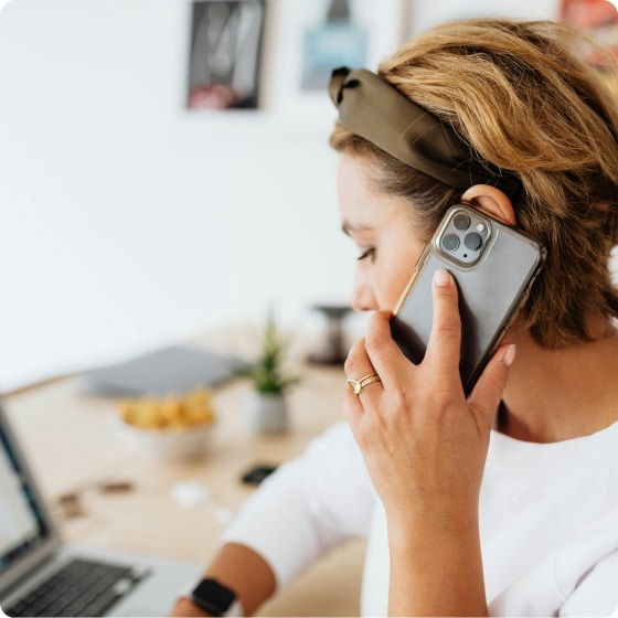 vrouw die aan het bellen is