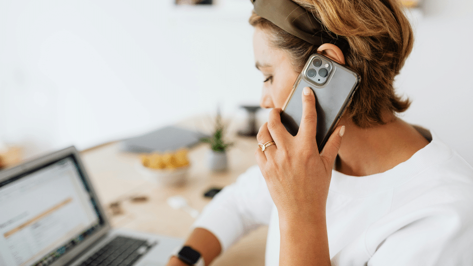 vrouw die aan het bellen is