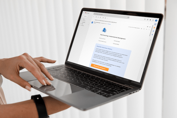laptop met mail meteropname melding consument