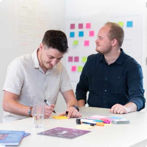 twee mannen die aan het werk zijn met een brainstorm sessie