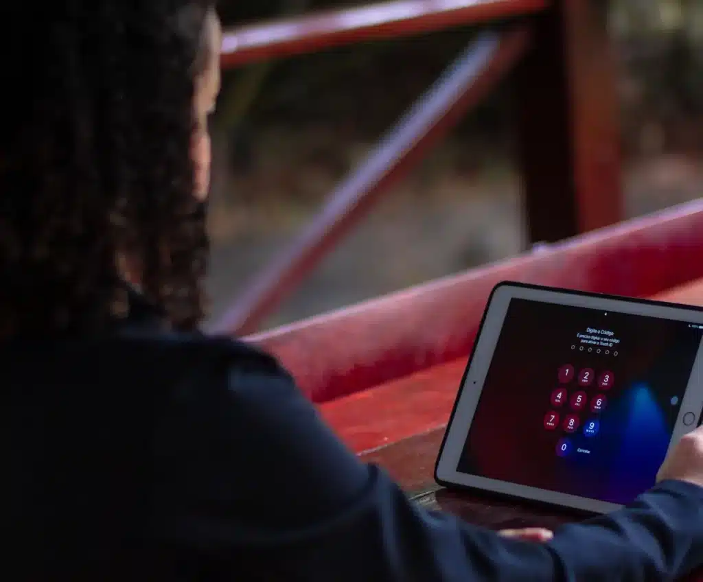 een vrouw die op haar ipad haar inlogcode intypt